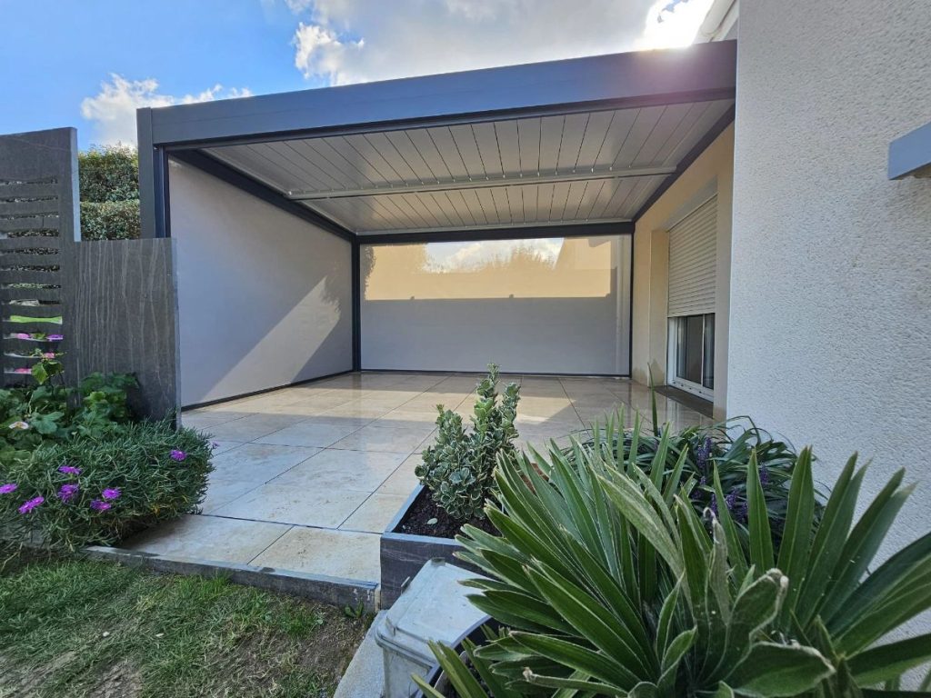 Pergola bioclimatique avec store et LED - Saint-Léger-sous-Cholet