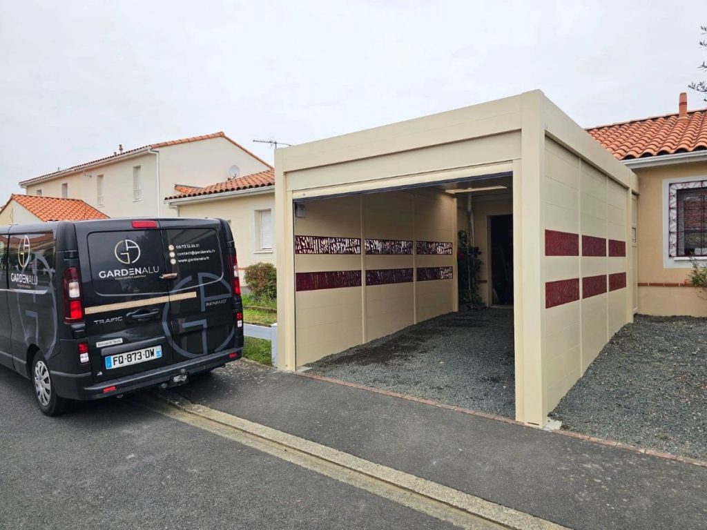 Carport entièrement fermé avec porte de garage - Cholet