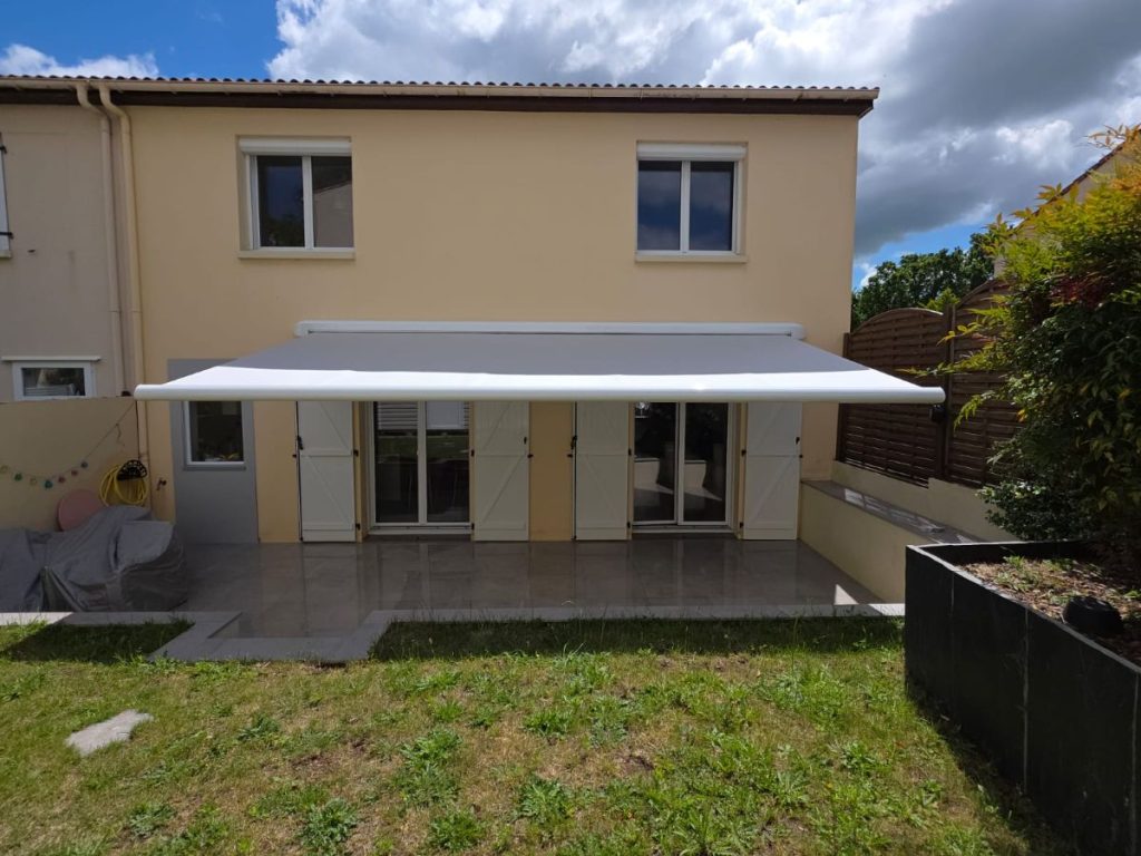 Store 5950 de largeur 3500 avancée LED et lambrequin - Cholet