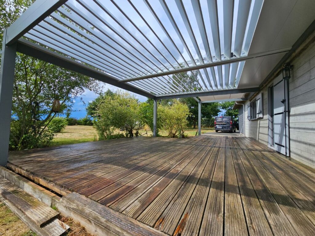 Pergola bioclimatique 6 m x 5 m avec structure toile adossée - Saint-Léger-sous-Cholet