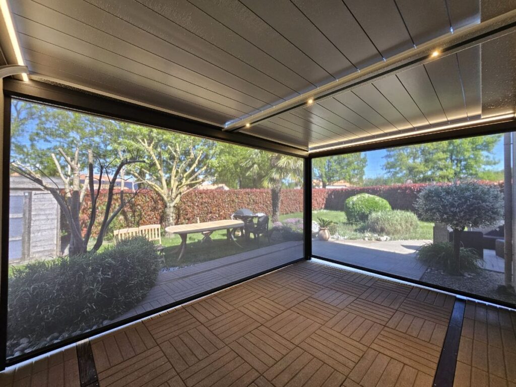 Pergola bioclimatique avec bandeaux LED et stores fermés - Mauléon