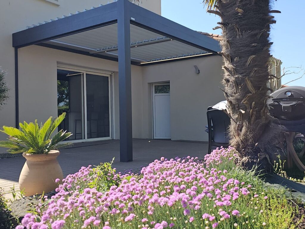 Pergola bioclimatique avec bandeau LED - Mauléon