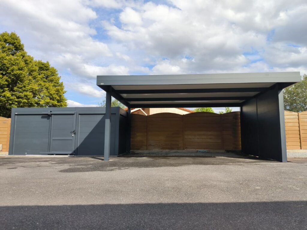 Carport avec abri de jardin - Nueil-les-Aubiers