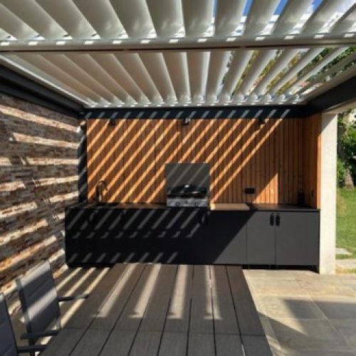 Pergola ouverte sur une terrasse en bois
